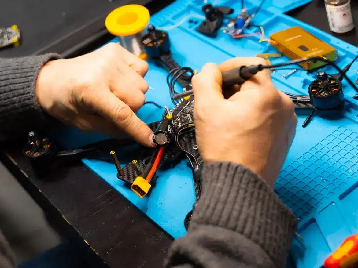 Работа сборщиком БПЛА и FPV дронов: профессия на стыке электроники и авиации