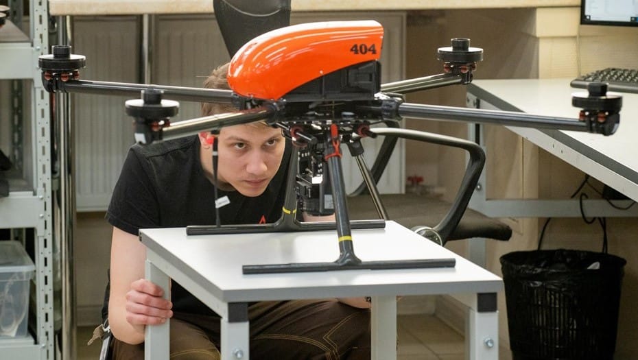 Работа сборщиком БПЛА и FPV дронов: профессия на стыке электроники и авиации